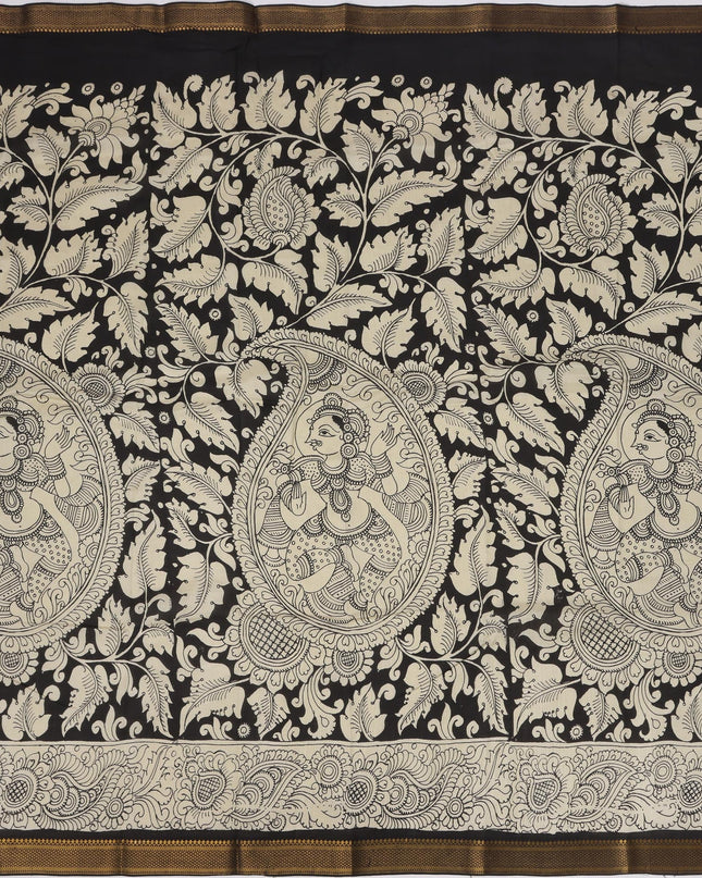 ساري كالامكاري حريري من بنغالور باللونين الكريمي والأسود، مزين بزخارف أسطورية مرسومة يدويًا، عرض 110 سم، أصله: سري كالاهاستي، الهند، طوله 5.5 متر مع بلوزة - D22866