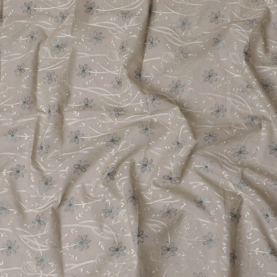 قماش قطن مطرز بضوء القمر الفضي - رمادي أثيري مع زهور زرقاء، عرض 110 سم-D18756