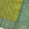 ساري كانجيفارام من الحرير الخالص باللونين الأخضر النعناعي والأصفر، بنمط موجة منسوج يدويًا وحواف زاري مزخرفة، بطول 5.5 متر مع قطعة بلوزة، من أصل هندي - D22714