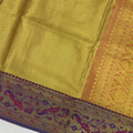 ساري حرير ناعم نقي، أصفر ذهبي مع حدود تقليدية بنقشة كستنائية، منسوج بزري ذهبي، 5.5 متر مع بلوزة، منسوج يدويًا، أصله الهند - D22751