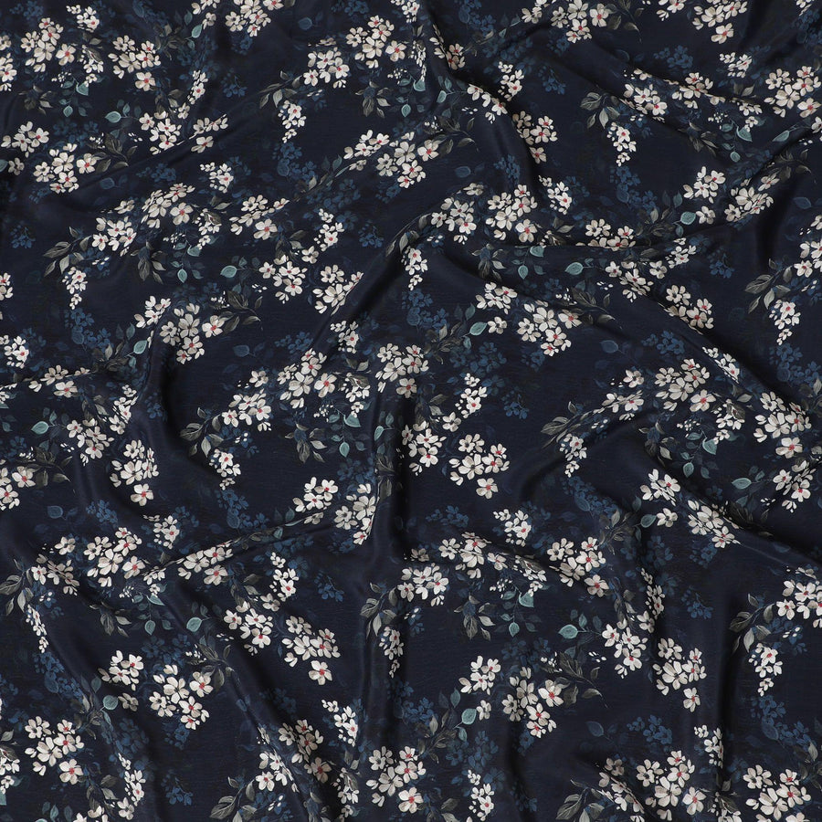 قماش كريب صناعي باللون الأزرق الداكن مع مطبوعات رقمية باللون الأبيض والأخضر الفاتح والأحمر بتصميم الأزهار-D15769