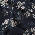 قماش كريب صناعي باللون الأزرق الداكن مع مطبوعات رقمية باللون الأبيض والأخضر الفاتح والأحمر بتصميم الأزهار-D15769