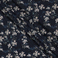 قماش كريب صناعي باللون الأزرق الداكن مع مطبوعات رقمية باللون الأبيض والأخضر الفاتح والأحمر بتصميم الأزهار-D15769