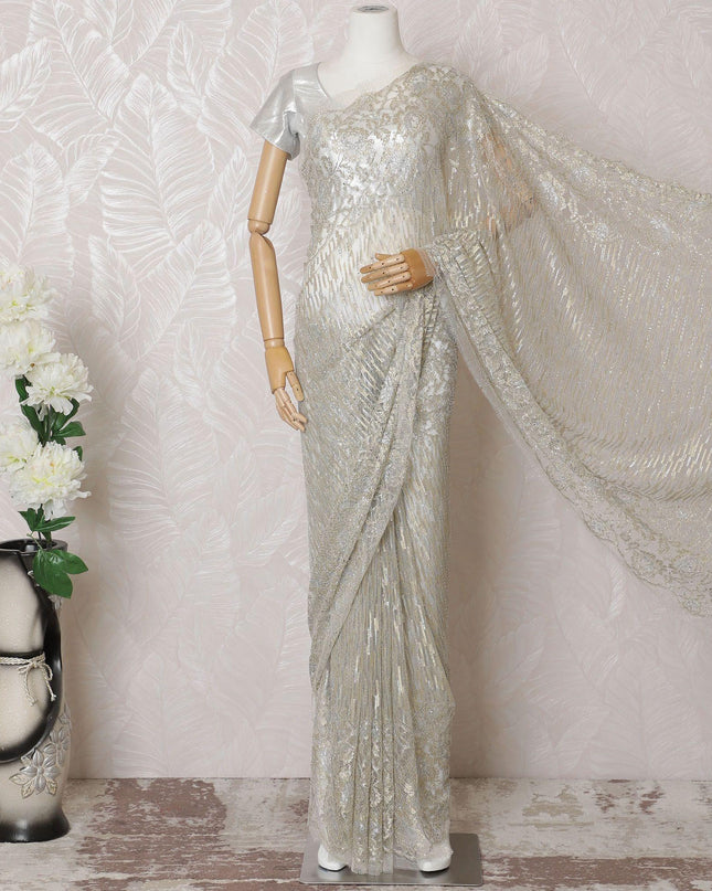 ساري من الدانتيل شانتيلي المعدني الفرنسي النقي باللون البيج الفاتح والذهبي والفضي مع عمل حجري بتصميم مخطط-D16104