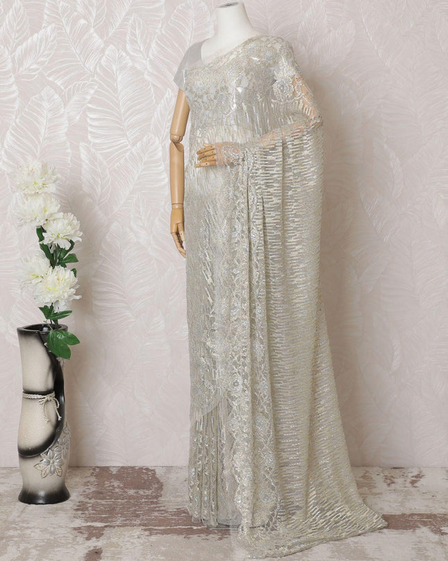 ساري من الدانتيل شانتيلي المعدني الفرنسي النقي باللون البيج الفاتح والذهبي والفضي مع عمل حجري بتصميم مخطط-D16104