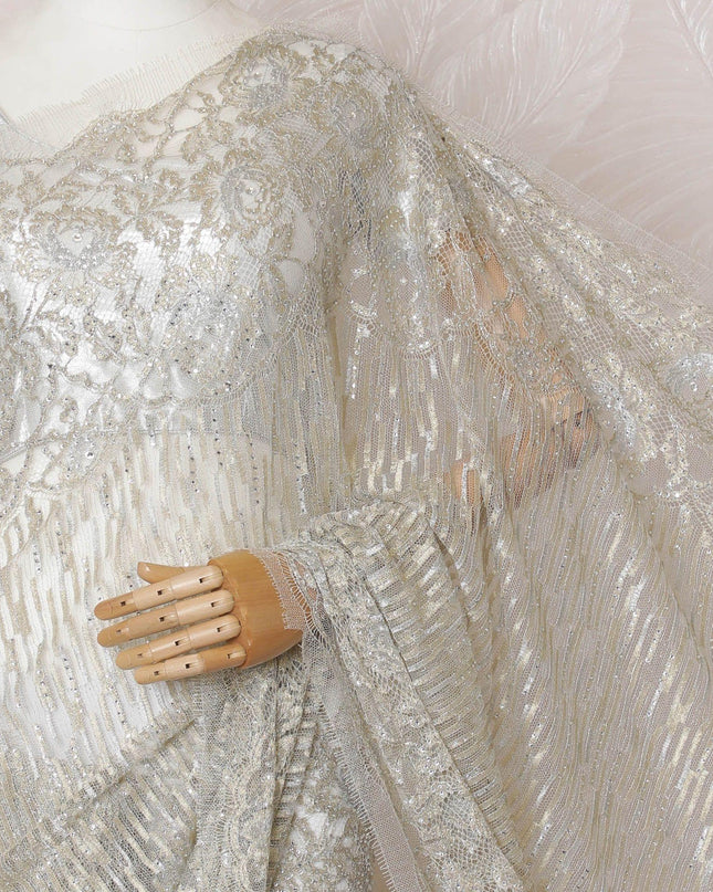 ساري من الدانتيل شانتيلي المعدني الفرنسي النقي باللون البيج الفاتح والذهبي والفضي مع عمل حجري بتصميم مخطط-D16104