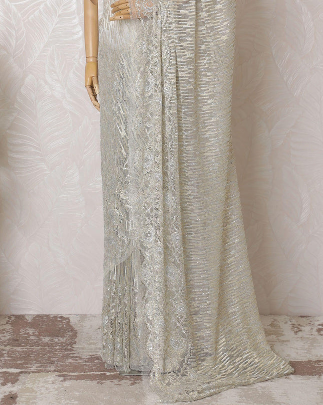 ساري من الدانتيل شانتيلي المعدني الفرنسي النقي باللون البيج الفاتح والذهبي والفضي مع عمل حجري بتصميم مخطط-D16104