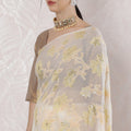 ساري شيفون فرنسي نقي فاخر مع خردل خفيف، فيسكوز ذهبي مع لوريكس معدني ذهبي بتصميم زهور-D16302