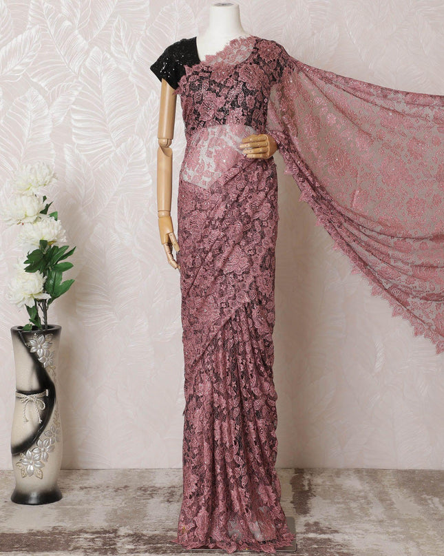 وردي مرجاني، أسود، ساري دانتيل شانتيلي فرنسي نقي ممتاز بلونين مع عمل حجري بتصميم زهور-D16306