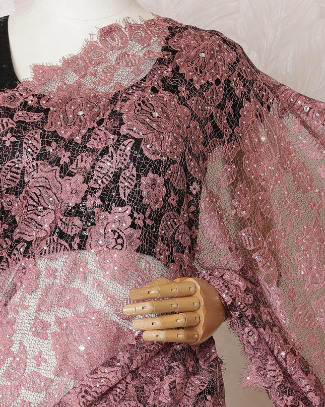 وردي مرجاني، أسود، ساري دانتيل شانتيلي فرنسي نقي ممتاز بلونين مع عمل حجري بتصميم زهور-D16306