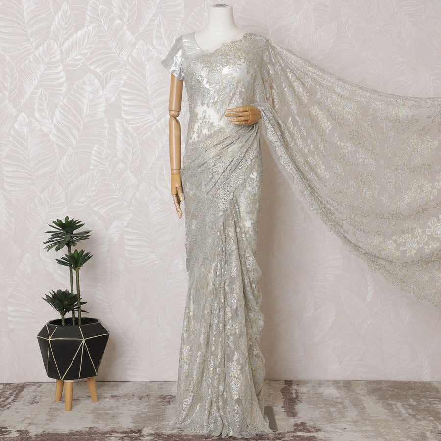 ساري من الدانتيل شانتيلي المعدني الفرنسي النقي باللون البيج والذهبي الفاتح والفضي مع عمل حجري بتصميم الأزهار-D16882