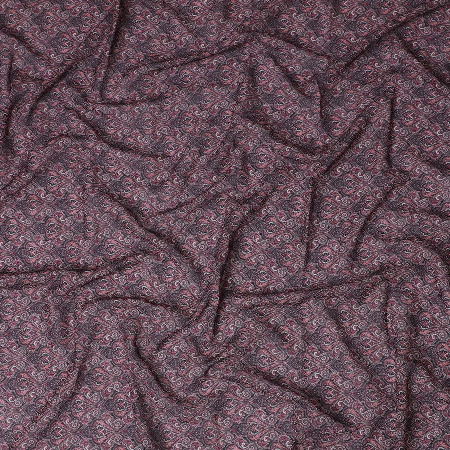 قماش الفوال القطني البرقوقي الداكن مع طباعة باللون الأبيض والأسود والأحمر القرميدي بتصميم تجريدي -D17388 (2 متر)