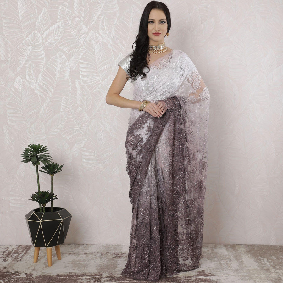 ساري من اللون الوردي الفاتح إلى البنفسجي الفاخر من الدانتيل شانتيلي الخالص مع عمل حجري بتصميم أومبير-D16332