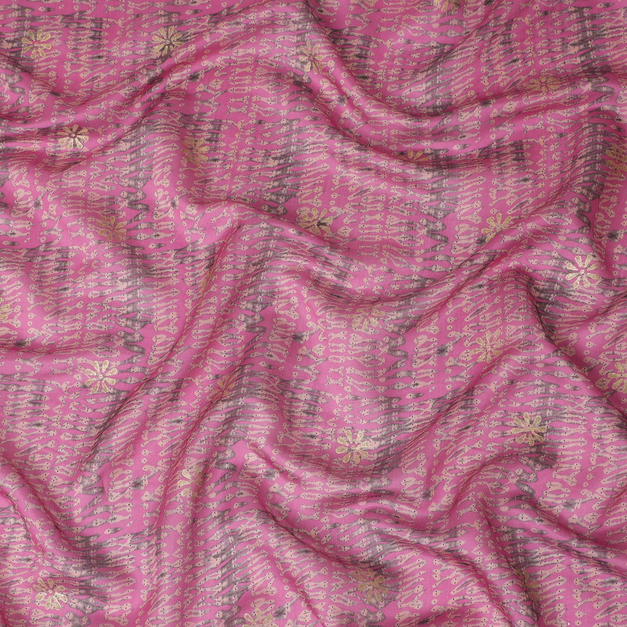 قماش حريري توسار نقي فاخر باللون الوردي القرميدي مع طباعة بلون الخوخ الفاتح والرمادي والأسود مع طباعة ذهبية بتصميم الباتيك-D16523