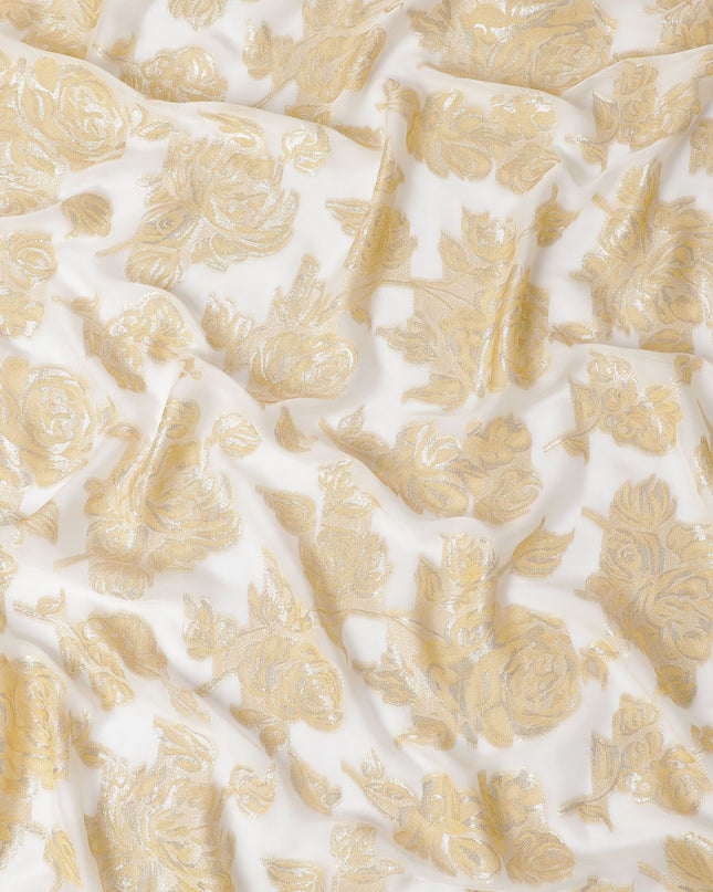 قماش شيفون حريري فرنسي (فرنساوي) فاخر باللون الأبيض الفاتح مع فيسكوز بيج ولوريكس معدني ذهبي بتصميم زهور -D16548