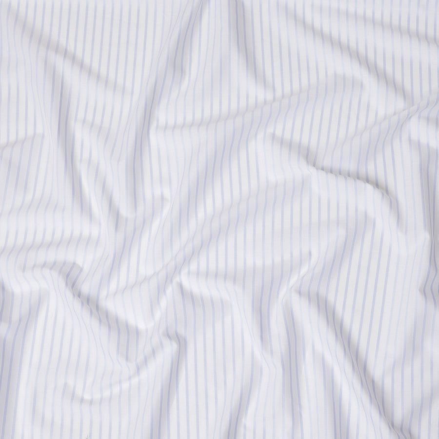 قماش قميص أبيض فاخر سويسري نقي 100% من القطن مع طباعة زرقاء فاتحة بتصميم مخطط-D16611