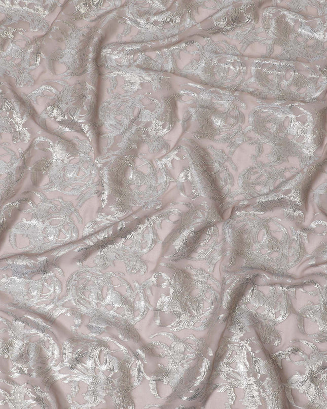 قماش شيفون من الحرير الخالص باللون البني الفاتح مع لوريكس معدني فضي بتصميم تجريدي -D16871