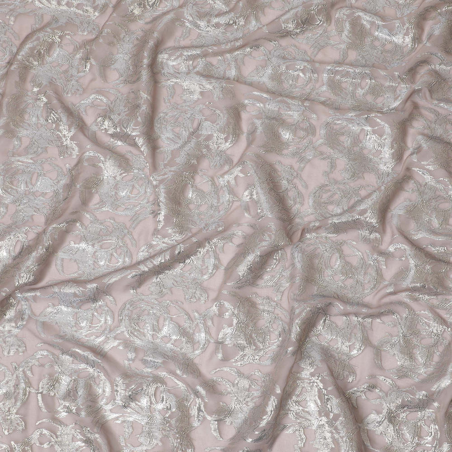 قماش شيفون من الحرير الخالص باللون البني الفاتح مع لوريكس معدني فضي بتصميم تجريدي -D16871