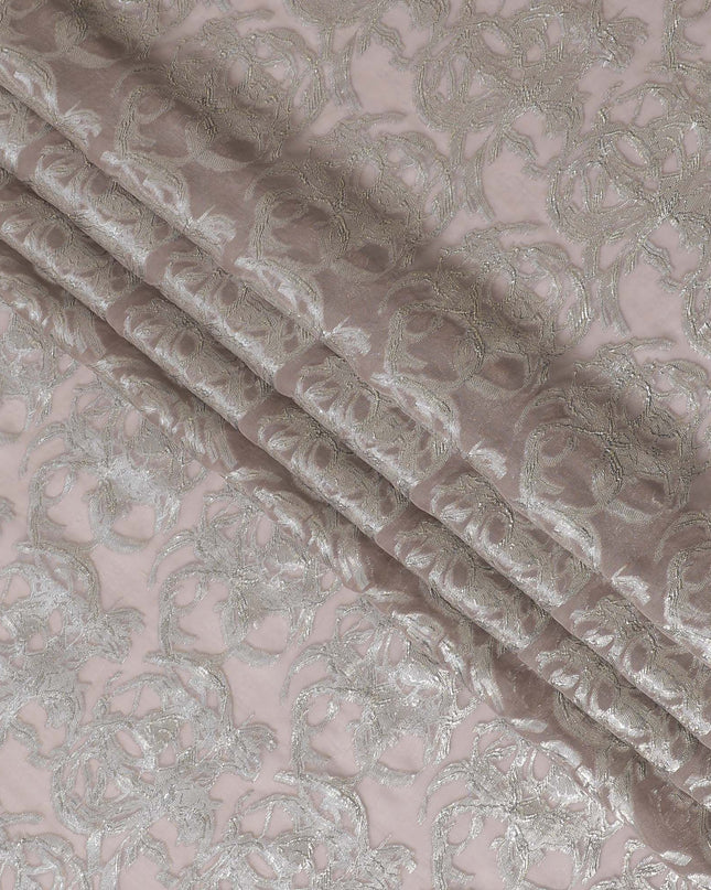 قماش شيفون من الحرير الخالص باللون البني الفاتح مع لوريكس معدني فضي بتصميم تجريدي -D16871