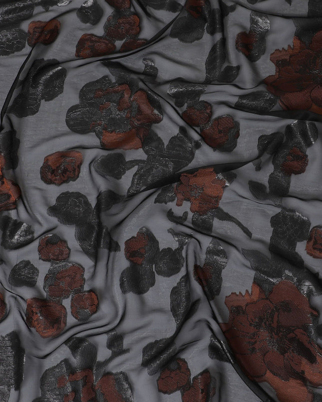 قماش شيفون حريري فرنسي (فرنساوي) أسود فاخر مع فيسكوز أحمر ولوريكس معدني أسود بتصميم زهور -D16961