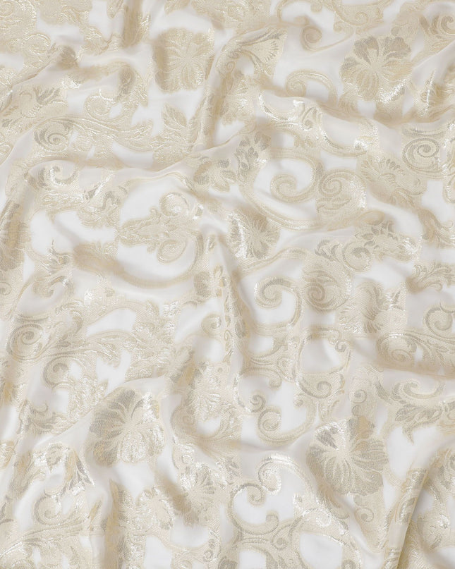 قماش شيفون حريري فرنسي (فرنساوي) فاخر باللون الأبيض الفاتح مع فيسكوز بيج ولوريكس معدني ذهبي بتصميم زهور -D16965