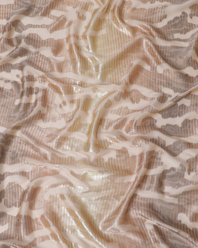 قماش شيفون حريري فرنسي (فرنساوي) فاخر باللون الخوخي الفاتح مع لوركس معدني نحاسي بتصميم تجريدي-D16968
