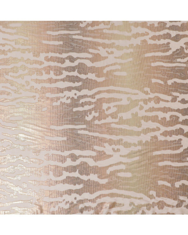 قماش شيفون حريري فرنسي (فرنساوي) فاخر باللون الخوخي الفاتح مع لوركس معدني نحاسي بتصميم تجريدي-D16968