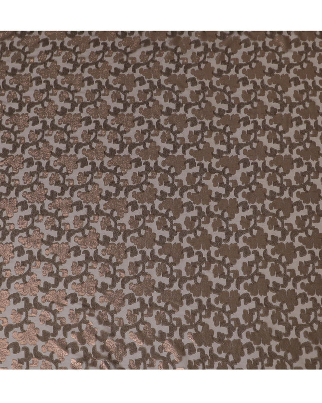 قماش من الشيفون الحريري الفرنسي (الفرنساوي) الفاخر باللون البني الداكن مع نفس اللون من الفيسكوز والوركس المعدني بتصميم الأزهار -D17439