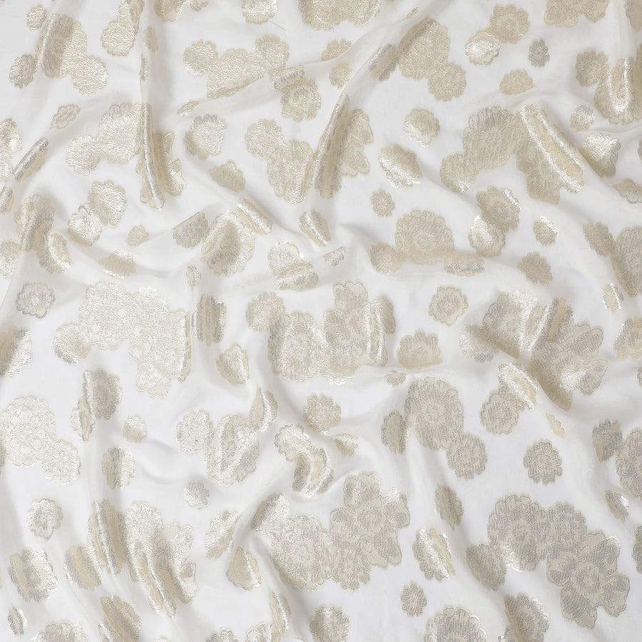 قماش شيفون حريري فرنسي (فرنساوي) أبيض فاخر مع نفس اللون من الفيسكوز والوركس المعدني الذهبي بتصميم الأزهار - D17441