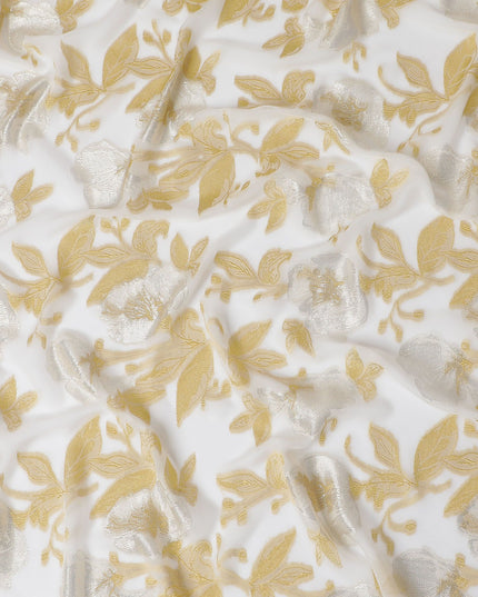 قماش الشيفون الحريري الفرنسي (الفرنساوي) الفاخر باللون الأبيض الفاتح مع الفيسكوز الذهبي الخردلي والوركس المعدني بتصميم الأزهار -D17442