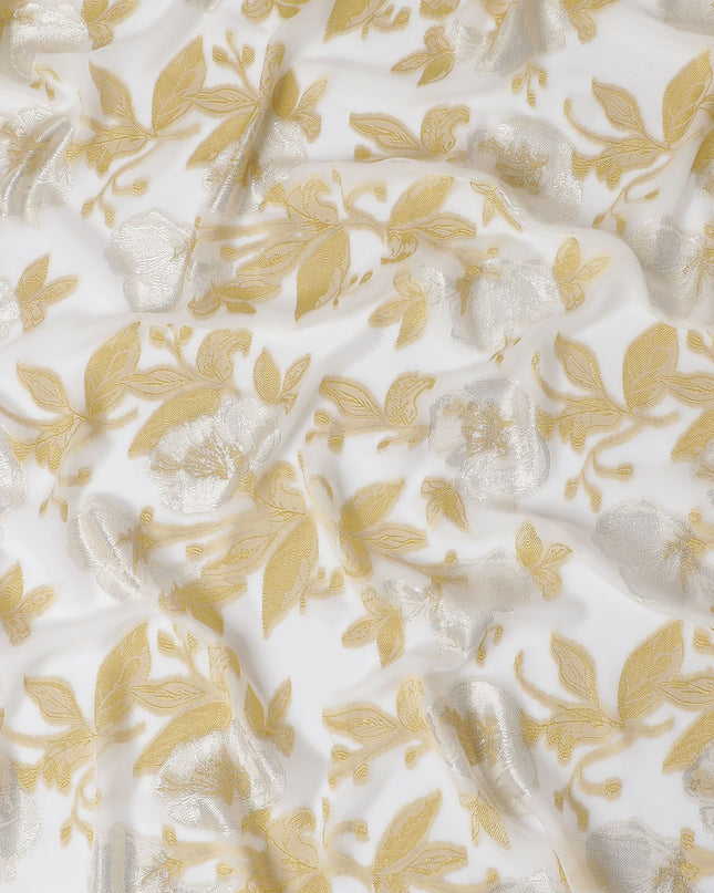 قماش الشيفون الحريري الفرنسي (الفرنساوي) الفاخر باللون الأبيض الفاتح مع الفيسكوز الذهبي الخردلي والوركس المعدني بتصميم الأزهار -D17442