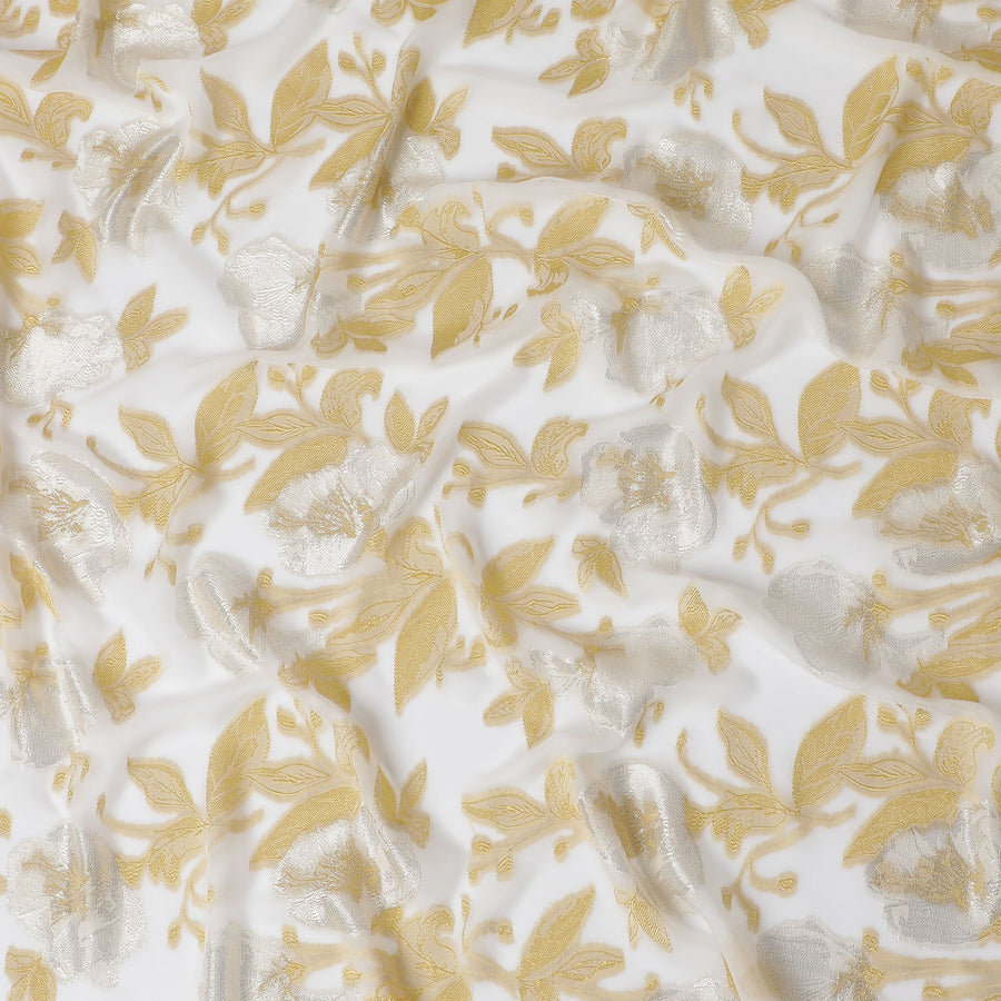 قماش الشيفون الحريري الفرنسي (الفرنساوي) الفاخر باللون الأبيض الفاتح مع الفيسكوز الذهبي الخردلي والوركس المعدني بتصميم الأزهار -D17442