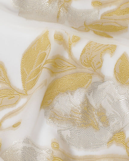 قماش الشيفون الحريري الفرنسي (الفرنساوي) الفاخر باللون الأبيض الفاتح مع الفيسكوز الذهبي الخردلي والوركس المعدني بتصميم الأزهار -D17442