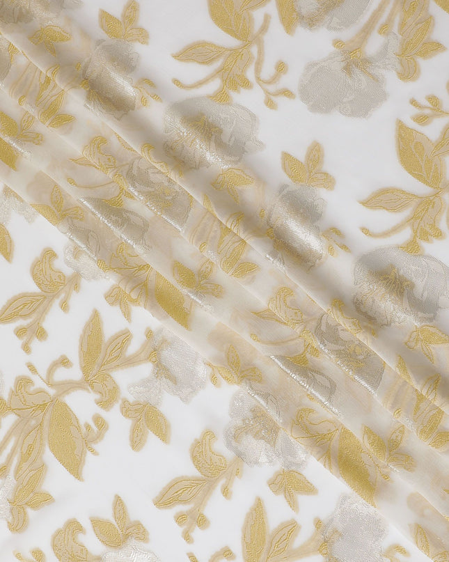 قماش الشيفون الحريري الفرنسي (الفرنساوي) الفاخر باللون الأبيض الفاتح مع الفيسكوز الذهبي الخردلي والوركس المعدني بتصميم الأزهار -D17442