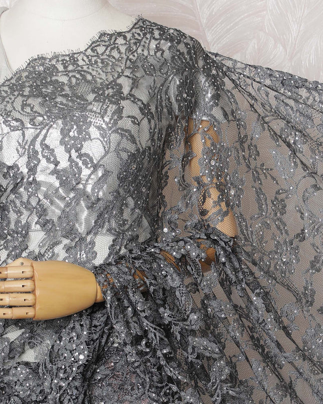 قماش دانتيل شانتيلي ساحر فحمي مع زخارف حجرية لامعة، عرض 110 سم - قطعة أنيقة بطول 5.5 متر، البلوزة غير متضمنة-D17856