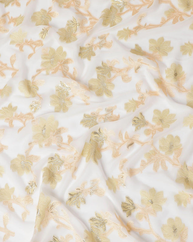 قماش شيفون حريري فرنسي (فرنساوي) فاخر باللون الأبيض الفاتح مع الخوخ والفسكوز الذهبي مع اللوريكس المعدني الذهبي بتصميم الأزهار -D16285