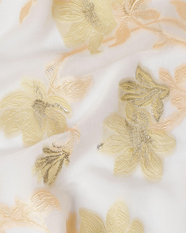 قماش شيفون حريري فرنسي (فرنساوي) فاخر باللون الأبيض الفاتح مع الخوخ والفسكوز الذهبي مع اللوريكس المعدني الذهبي بتصميم الأزهار -D16285