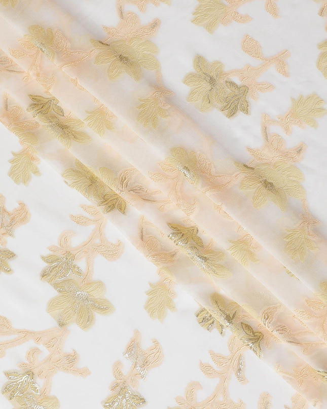 قماش شيفون حريري فرنسي (فرنساوي) فاخر باللون الأبيض الفاتح مع الخوخ والفسكوز الذهبي مع اللوريكس المعدني الذهبي بتصميم الأزهار -D16285