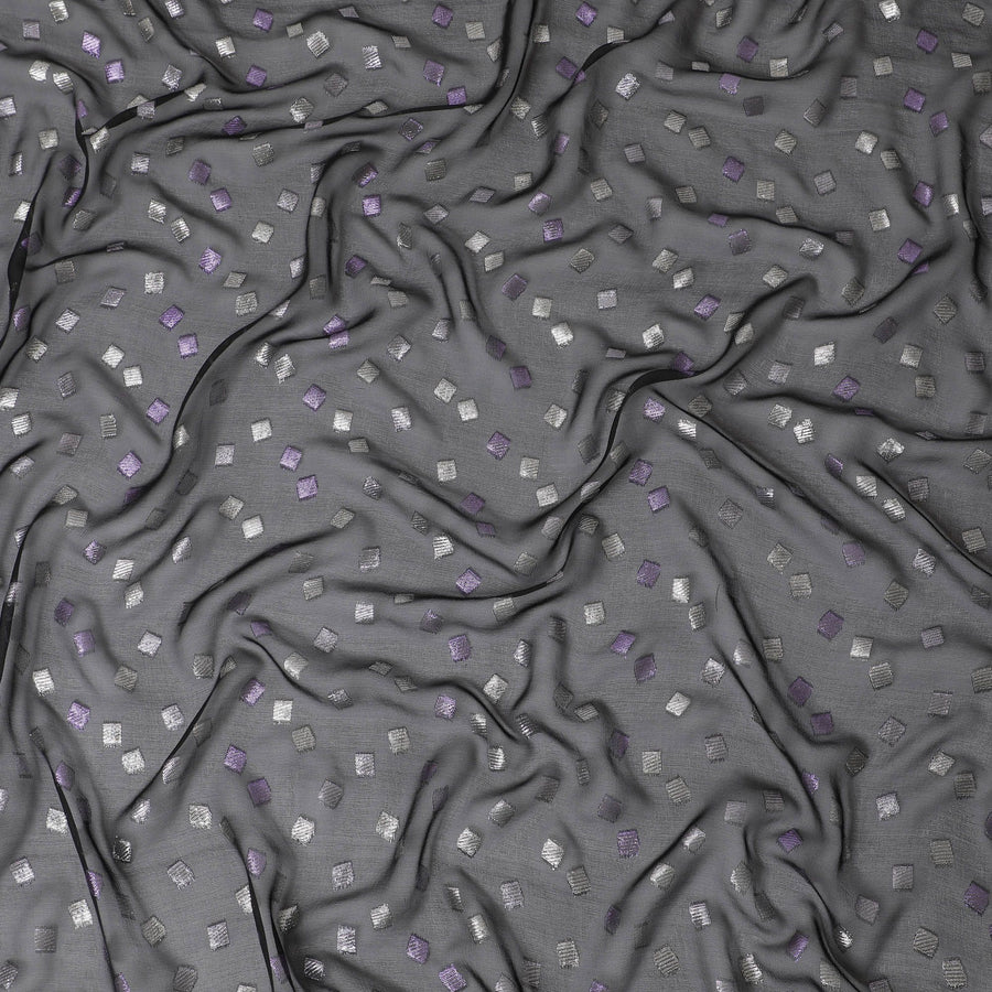 قماش شيفون حريري فرنسي (فرنساوي) أسود فاخر مع لوركس معدني أرجواني وفضي بتصميم هندسي -D16442