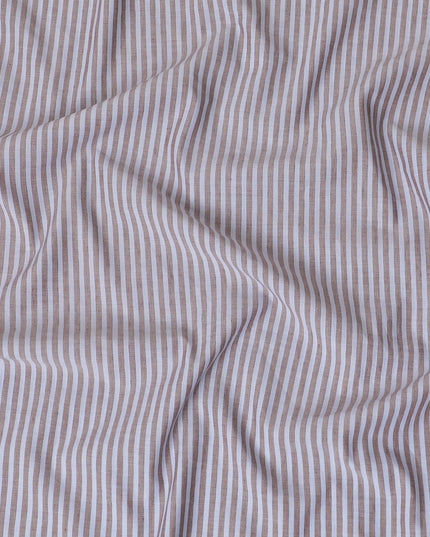 قماش القمصان القطني الإيطالي الخالص بنسبة 100% باللون الأزرق الفاتح مع طباعة بنية بتصميم مخطط-D16634