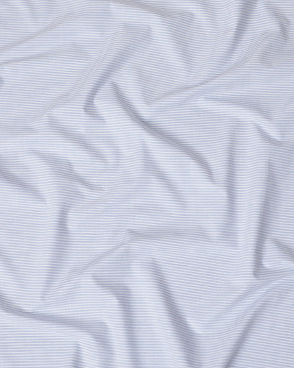 قماش القمصان القطني الإيطالي الخالص بنسبة 100% باللون الأزرق الفاتح مع طباعة بيضاء بتصميم مخطط-D16640