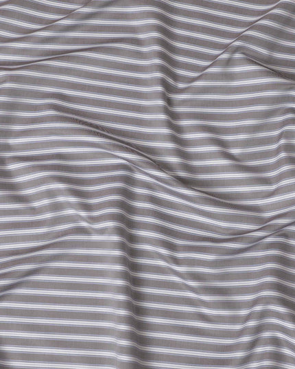 قماش القمصان القطني الإيطالي الخالص بنسبة 100% باللون الرمادي الفحمي مع طباعة باللونين الأزرق والأبيض بتصميم مخطط-D16642