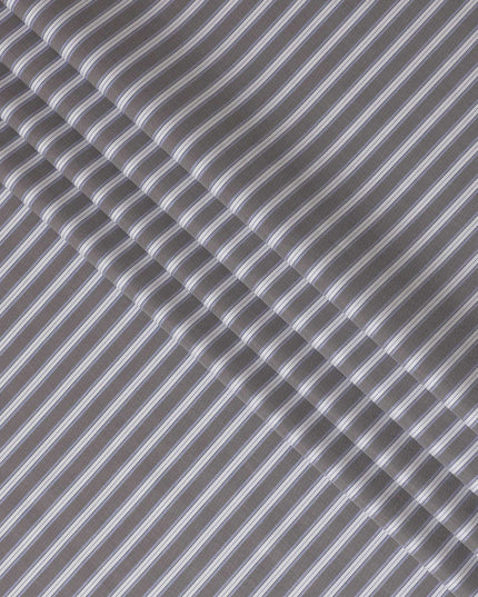 قماش القمصان القطني الإيطالي الخالص بنسبة 100% باللون الرمادي الفحمي مع طباعة باللونين الأزرق والأبيض بتصميم مخطط-D16642