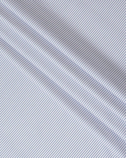 قماش القميص الأبيض الفاخر من القطن الإيطالي بنسبة 100% مع طباعة زرقاء بتصميم مخطط -D16644