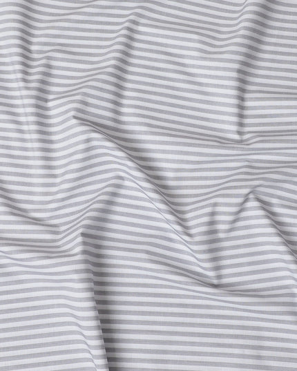 قماش القمصان القطني الإيطالي الخالص بنسبة 100% باللون الرمادي اللؤلؤي مع طباعة باللون الرمادي الفحمي بتصميم مخطط-D16649