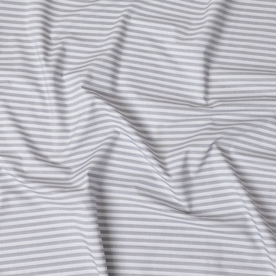 قماش القمصان القطني الإيطالي الخالص بنسبة 100% باللون الرمادي اللؤلؤي مع طباعة باللون الرمادي الفحمي بتصميم مخطط-D16649