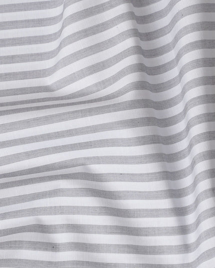 قماش القمصان القطني الإيطالي الخالص بنسبة 100% باللون الرمادي اللؤلؤي مع طباعة باللون الرمادي الفحمي بتصميم مخطط-D16649