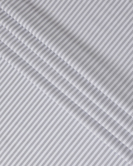 قماش القمصان القطني الإيطالي الخالص بنسبة 100% باللون الرمادي اللؤلؤي مع طباعة باللون الرمادي الفحمي بتصميم مخطط-D16649