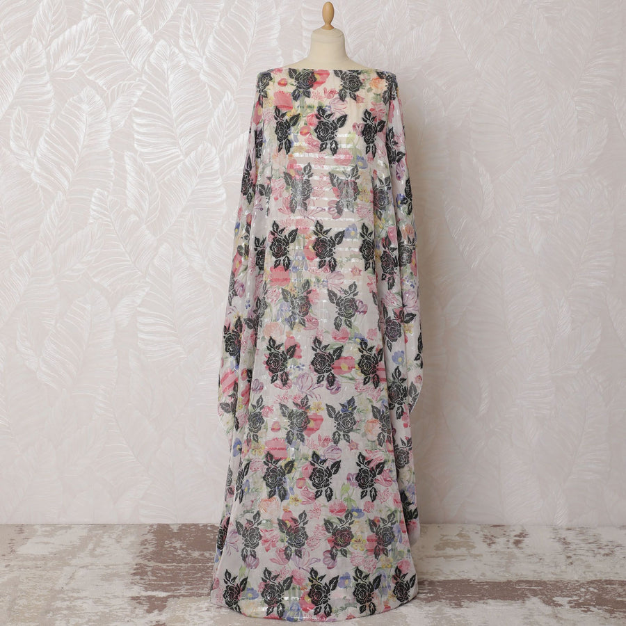 قماش ديراك شيفون حريري فرنسي (فرانساوي) أبيض فاخر مع فيسكوز أسود، طباعة متعددة الألوان ولوريكس معدني بنفس اللون بتصميم زهور - D16662