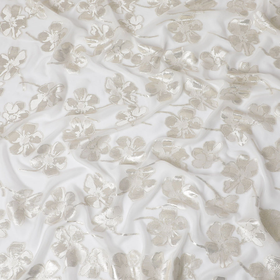 قماش شيفون من الحرير الخالص باللون الأبيض مع نفس لون الفسكوز مع لوريكس معدني ذهبي وفضي بتصميم زهور - D17232
